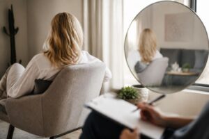 Narzisstische Frauen erkennen: Symptome und Umgang