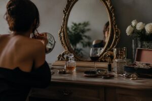 Narzissmus bei Frauen: Anzeichen, Ursachen und Hilfe
