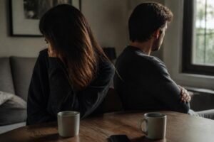 Illoyalität: Bedeutung, Ursachen und wie man damit umgeht